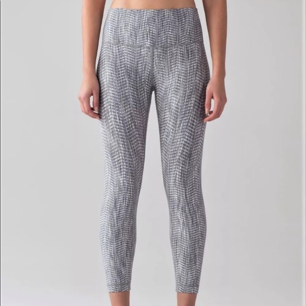 ISO!! ISO jacquard arrow wunder unders in size 6 !
